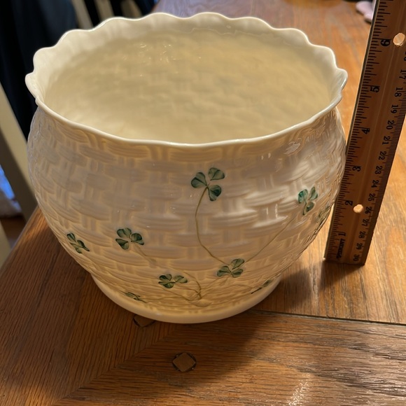 Belleek Shamrock Kylemore Planter - Picture 2 of 6